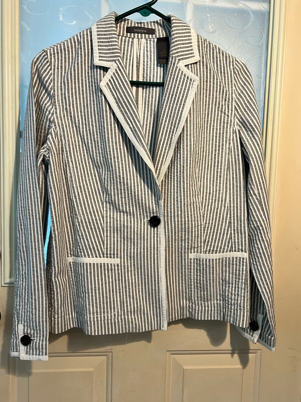 Liz Claiborne sz 10 grey and white stripe deer sucker one button blazer.